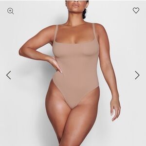 Skims fits everybody 

SQUARE NECK BODYSUIT in sienna